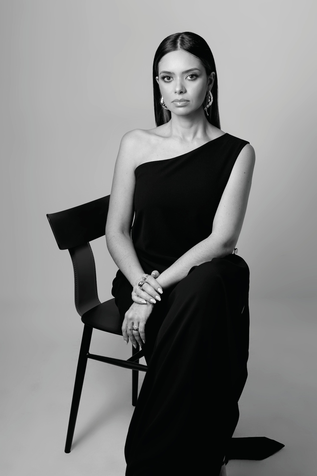 Dra. Dayane Vilela, médica nutróloga em Goiânia — retrato em preto e branco